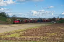 212 297 der Rennsteigbahn mit einem leeren Holzzug bei Fahlenbach Richtung Ingolstadt, 18.03.2019