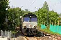 Die Class 66 653-04 fährt für Crossrail kommt aus Richtung Aachen-West mit einem langen MSC-Containerzug aus Antwerpen-Krommenhoek(B) nach Germersheim(D) und fährt durch Aachen-Schanz in Richtung Aachen-Hbf,Aachen-Rothe-Erde,Stolberg-Hbf(Rheinland)Eschweiler-Hbf,Langerwehe,Düren,Merzenich,Buir,Horrem,Kerpen-Köln-Ehrenfeld,Köln-West,Köln-Süd. Aufgenommen vom Bahnsteig von Aachen-Schanz.
Bei Sommerwetter am Nachmittag vom 25.6.2019.