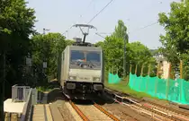 186 385-1 von Akiem/Lineas kommt aus Richtung Aachen-West mit gemischten Güterzug aus Antwerpen-Noord(B) nach Köln-Gremberg(D) und fährt durch Aachen-Schanz in Richtung Aachen-Hbf,Aachen-Rothe-Erde,Stolberg-Hbf(Rheinland)Eschweiler-Hbf,Langerwehe,Düren,Merzenich,Buir,Horrem,Kerpen-Köln-Ehrenfeld,Köln-West,Köln-Süd. Aufgenommen vom Bahnsteig von Aachen-Schanz. 
Bei Sommerwetter am Nachmittag vom 25.6.2019.
