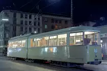 København / Kopenhagen Københavns Sporveje: Der letzte Zug der SL 7 (DÜWAG/Kiepe-GT6 867) hält in der Nørrebrogade, bereit, in den Betriebsbahnhof Nørrebro hineinzufahren. Datum: 25. April 1971, kurz nach Mitternacht. - Nach der Umstellung der SL 7 auf Dieselbusbetrieb gab es nur noch eine Straßenbahnlinie in Kopenhagen, die Linie 5. - Scan eines Farbnegativs. Film: Kodak Kodacolor X.
