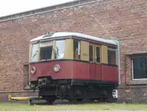 Durch die Wand,vom S-Bahnbw Erkner,nur angedeutet,wollte der 276 031.Aufgenommen,am 25.Mai 2019,durch den Zaun. 