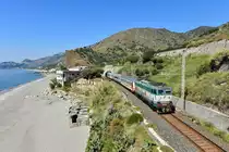 E 656 030 mit IC 722 am 06.06.2019 bei Letojanni. 