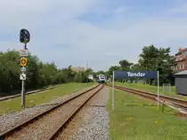 Arriva: Der LINT 41 AR 2044 fährt vom Bahnhof Tønder / Tondern nach Esbjerg über Ribe und Bramming ab. - Aufnahmedatum: 18. Juni 2019.