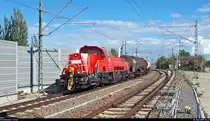 Smartphone-Aufnahme eines Kesselzugs mit 261 026-9 (Voith Gravita) DB, der den Interimsbahnsteig Halle(Saale)Hbf Gl. 13a auf der Ostumfahrung für den Güterverkehr in nördlicher Richtung passiert.
[10.5.2019 | 16:41 Uhr]