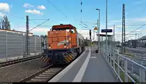 Smartphone-Aufnahme eines Kesselzugs mit 275 837-3 (Lok 6 | MaK G 1206) der northrail GmbH, vermietet an die Bocholter Eisenbahngesellschaft mbH, der den Interimsbahnsteig Halle(Saale)Hbf Gl. 13a auf der Ostumfahrung für den Güterverkehr in nördlicher Richtung passiert.
[10.5.2019 | 16:54 Uhr]