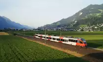 In den letzten Sonnenstrahlen des Tages fährt 4024 075-6 als REX 5355 (Brennero/Brenner - Kufstein) bei Schwaz in Richtung Osten, 25.06.2019.