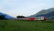Mit knappen 40 Minuten Verspätung war der einzige InterCity auf der Unterinntalbahn, der in Richtung Innsbruck fährt, am 25.06.2019 unterwegs. Infolgedessen konnte er nur mehr ohne Sonnenschein fotografiert werden. Mit 80-73 020-4 an der Spitze schiebt 1144 079-1 den IC 518  Hahnenkamm  (Graz Hbf - Innsbruck Hbf) bei Vomp in Richtung Ziel.