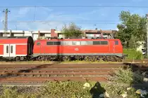 Breitseite auf die 111 113-7 die mit einem RE4 nach Dortmund in Rheydt Hbf einfährt am Abend des 1.7.2019