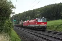 Der mit Schienen für Bulgarien beladene SGAG47381 von Leoben Donawitz nach Hegyeshalom bespannt mit 1144 118 und 1116 128 kommt am 1.7.2019 nach einem kurzen Gewitter vor dem Einfahrsignal von Payerbach-Reichenau zum stehen und muss auf die Kreuzung mit einem Railjet warten.