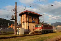 Im letzten Abendlicht des 4.7.2019 steht die 1142 618 als GLZ88672 im Bahnhof Leoben Donawitz und wartet auf die Abfahrt nach Bruck an der Mur.
Die 1142er harmoniert im recht  altmodischen  Bahnhof Leoben Donawitz perfekt mit der alten Fahrleitung und dem alten Stellwerk 1 welches noch immer in Betrieb ist.
