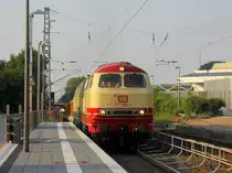 217 002-5 und 218 472-9 beide von DB kommen mit viel Dieselpower die Kohlscheider-Rampe hoch aus Richtung Rheydt,Wickrath,Beckrath,Herrath,Erkelenz,Baal,Hückelhoven-Baal,Brachelen,Lindern,Süggerath,Geilenkirchen,Frelenberg,Übach-Palenberg,Rimburg,Finkenrath,Hofstadt,Herzogenrath mit einem schweren Schotterzug aus Hannover-Wülfel(D) nach Stolberg-Gbf(Rheinland) und fahren durch Kohlscheid in Richtung Richterich,Laurensberg,Aachen-West,Aachen-Schanz,Aachen-Hbf,Aachen-Rothe-Erde,Stolberg-Hbf(Rheinland).
Aufgenommen vom Bahnsteig 2 in Kohlscheid.
Bei Sommerwetter am Abend vom 26.6.2019.
