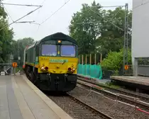 Die Class 66 266 024-9 von Railtraxx  kommt aus Richtung Aachen-West mit einem  Containerzug aus Genk-Haven(B) nach Köln-Eifeltor(D) und fährt durch Aachen-Schanz in Richtung Aachen-Hbf,Aachen-Rothe-Erde,Stolberg-Hbf(Rheinland)Eschweiler-Hbf,Langerwehe,Düren,Merzenich,Buir,Horrem,Kerpen-Köln-Ehrenfeld,Köln-West,Köln-Süd. Aufgenommen vom Bahnsteig von Aachen-Schanz. 
Bei Wolken am Morgen vom 27.6.2019.