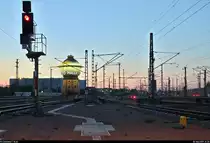 Blick während der Blauen Stunde auf die nördliche Ausfahrt der Ostseite von Halle(Saale)Hbf mit dem markanten Wasserturm. Die Lampen am rechten Bildrand deuten auf die mittlerweile vor etwa einem Jahr eröffnete Zugbildungsanlage (ZBA) Halle (Saale) hin.
Aufgenommen am Ende des Bahnsteigs 8/9.
[18.5.2019 | 21:30 Uhr]