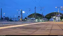Blick während der Blauen Stunde und unter Mondlicht auf die Bahnsteige der Ostseite von Halle(Saale)Hbf samt Überdachung.
[18.5.2019 | 21:33 Uhr]