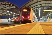 146 024 der Elbe-Saale-Bahn (DB Regio Südost) als RE 16338 (RE30) von Halle(Saale)Hbf nach Magdeburg Hbf trifft auf DBpbzfa 668.2 mit Zuglok 146 5?? als IC 2435 (Linie 56) von Norddeich Mole nach Dresden Hbf in Halle(Saale)Hbf während der Blauen Stunde.
[18.5.2019 | 21:56 Uhr]
