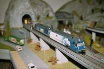 Die Re 465 001-6 der BLS, macht die M�rklin mit einem Sinus Motor, mit der Artikelnumer 39609. Wer ein Foto von dieser Lok sehn will, soll einmal das hier anklicken:                                     http://www.bahnbilder.de/index.php3?name=einzelbild&number=9238&kategorie=Schweiz+%2F+E-Loks+%2F+Re+465&suchbegriff=&offset=0 
Die Lok hat die gleich Betriebsnumer wie das Modell     