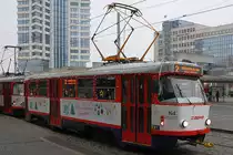 DPMO T3R.P 164 mit Weihnachtsbeleuchtung am 02.Dezember 2018 in der Haltestelle Hlavi Nadrazi.