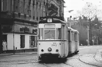 07.04.1985. Dresden, ab 9. April wird die Loschwitzer Brücke, das  Blaue Wunder , für den Straßenbahnverkehr endgültig gesperrt. Heute konnte ich noch einige Fotos der nach Pillnitz führenden Strecke  schießen . Hier ein Gotha-Dreierzug am verregneten Sonntagmorgen auf dem Schillerplatz.