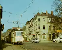 21.10.1984. Dresden, durch die rechtselbischen Dörfer fuhr die Straßenbahn bis April 1985 nach Pillnitz. Hier ein Gotha-Dreierzug am Oberen Gasthof in Niederpoyritz. Das im Gegenverkehr verschwindende Auto ist ein in der Ukraine hergestellter  Saporoshez . Mit so einem Fahrzeug bin ich 10 Jahre lang meinen Loko- und Fotomotiven hinterhergejagt.