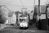 08.04.1985. Dresden, ab 9. April wird die Loschwitzer Brücke, das  Blaue Wunder , für den Straßenbahnverkehr endgültig gesperrt. Heute konnte ich noch einige Fotos der durch die rechtselbischen Dörfer nach Pillnitz führenden Strecke  schießen . Hier ein Gotha-Dreierzug in Wachwitz