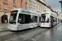 Straßenbahn-Triebwagen 225 und 245 in Graz am Hauptplatz, 16.6.19

