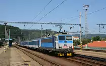 Mit beiden Bügeln am Draht stand 162 054 in Decin am R 687 und wartete auf die Abfahrt nach Prag. Fotografiert am 12.06.19.