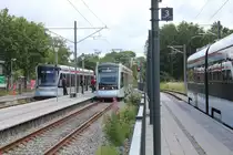 Århus / Aarhus: Aarhus Letbane: In Lystrup halten am 2. Juli 2019 links ein Zug der Linie 2 (Variobahn 1109-1209) und in der Mitte ein Zug der Linie 1 (Tango 2101-2201).
