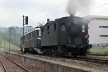SBB HISTORIC.
PROTOTYP Ae 6/6 11402  URI  mit Ec 3/3 HWB 5 bei Littau unterwegs am 23. Mai 2015.
Der seltene Sonderzug bei einem seiner Zwischenhalte. Fotostandort für Fotografen ausnahmsweise unter Aufsicht erlaubt. Bildausschnitt Fotoshop.
Foto: Walter Ruetsch