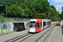 Nicht sehr einladend wirkt die Haltestellt Pappelstraße in Krefeld. An den Bahnsteigen sucht man vergebens nach Sitzbänken Fahrplan und Stationsschild. Der Fahrplan befindet sich oben am Treppenabgang ebenso der Stationsname. Eine Sitzbank findet man nur auf einem der beiden Bahnsteige. Tw 661 fährt soeben in die Haltestelle Pappelstraße ein.

Krefeld 21.06.2019