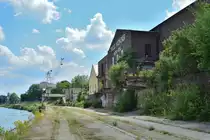 Im Krefelder Hafen ist vielerorts die Zeit stehengeblieben. Überall stehen noch Fabriken von Anfang 1900. Heute stehen einige davon seit vielen Jahren leer. Bis in die 1970er Jahre war hier noch was los. Damals wurden hier die Holtz & Willemsen Ölfabrik sowie die Dujardin Weinbrennerei und die Alberdingk Boley GmbH bedient. 

Krefeld 21.06.2019
