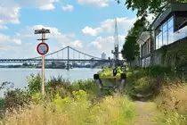 Etwas erstaunt schaute ich als ich den Prellbock sah. Denn im Rücken sind die Hafengleise seit vielen Jahren stillgelegt und enden dort einige hundert Meter auch. Eigentlich müsste der Prellbock anders herum stehen denn nur in Blickrichtung ist eine Anschlussweiche um dieses Gleis zu befahren. Befahren wird dieses Gleis jedoch seit vielen Jahren nicht mehr. Bis in die 1970er wurden hier die Holtz & Willemsen Ölfabrik sowie die Dujardin Weinbrennerei und die Alberdingk Boley GmbH bedient.

Krefeld 21.06.2019