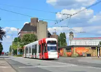 Tw 615 hat soeben die Endhaltestelle Rheinhafen erreicht und fährt in die Wendeschleife. Im Hintergrund ist die 1907 erbaute Roggen- und Gerstemühle Reinhold Becker zu sehen. Rechts ist das sehr schön bemalte Clubhaus des Motorrad Clubs Niederrhein Chapter zu sehen.

Krefeld 21.06.2019