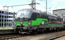 Lokportrait der ELL/Tx Logistik Vectron 193 277-1  WE LOVE TO CONNECT , welche am 08.06.19 mit zwei weiteren Loks am Duisburger Hauptbahnhof stand.