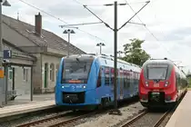 Jetztzeit und Zukunft traf sich am 7. Juli 2019 im Bahnhof Neustadt bei Coburg. Während der Talent 442 309 als RE 4931 von Sonneberg nach Thüringen bereits in Dienst bei der DB AG steht, pendelte der Alstom Coradia iLint zwischen den Parnerstätten Neustadt bei Coburg und Sonneberg in Thüringen, anlässlich des erstmals länderübergreifend gefeierten Tag der Franken, als Sonderzug hin und her. Hier sehen wir ihm kurz vor der Abfahrt um 15:12 in Richtung Sonneberg.