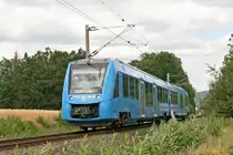 Zum Tag der Franken pendelte zwischen den Partnerstätten Neustadt bei Coburg und Sonneberg in Thüringen der Alstom Coradia iLint. Erstmalig wurde der Tag der Franken länderübergreifend in zwei Städten ausgetragen. Somit konnten die Besucher ohne das eigene Auto benutzen zu müßen kostenlos zwischen den beiden Städten hin und her fahren. Hier sehen wir den Zug am 7. Juni 2019 um 15:45 bei seiner Fahrt von Sonneberg nach Neustadt bei Coburg.