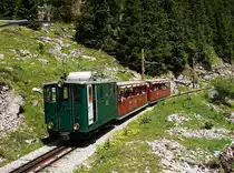 Die Schynige Platte Bahn verkehrt nun seit über 125 Jahren zw. Wilderswil und der Schynige Platte. Die jüngsten Lokomotiven sind mehr als 100 Jahre alt.
Das Bild zeigt der Lok 12 (mit Nostalgie lackierung) mit dem talfahrende Zug.
04.07.2019. zwischen Schynige Platte und Breitlauenen.
