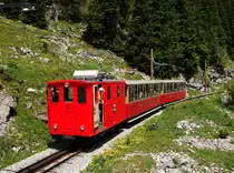 Die Schynige Platte Bahn verkehrt nun seit über 125 Jahren zw. Wilderswil und der Schynige Platte. Die jüngsten Lokomotiven sind mehr als 100 Jahre alt.
Das Bild zeigt der Lok 13 mit dem bergfahrende Zug.
04.07.2019. zwischen Schynige Platte und Breitlauenen.