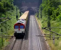 Die Class 66 PB03  Mireille  von Crossrail kommt aus dem Gemmenicher-Tunnel mit einem langen MSC-Containerzug aus Antwerpen-Krommenhoek(B) nach Germersheim(D) und fährt nach Aachen-West und rollt die Gemmenicher-Rampe herunter nach Aachen-West. 
Aufgenommen in Reinartzkehl an der Montzenroute. 
Bei Sommerwetter am Nachmittag vom 30.6.2019.