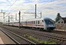 Bimdzf mit Schublok 101 071-9  Zeit für Gold | 금을위한 시간 | 金の時間  als verspäteter IC 2239  Warnow  (Linie 56) von Warnemünde nach Leipzig Hbf passiert den Hp Halle Messe auf der Bahnstrecke Magdeburg–Leipzig (KBS 340).
[26.5.2019 | 18:19 Uhr]