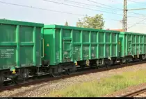 Blick auf einen offenen Güterwagen der Gattung  Eamnos 158  (37 84 5840 418-3 NL-ORME) der On Rail Gesellschaft für Eisenbahnausrüstung und Zubehör mbH, der in einem Schüttgutzug mit 241 338-3 und 241 ??? der Starkenberger Güterlogistik GmbH eingereiht ist und den Hp Halle Messe auf der Bahnstrecke Magdeburg–Leipzig (KBS 340) Richtung Halle (Saale) passiert.
[26.5.2019 | 18:26 Uhr]