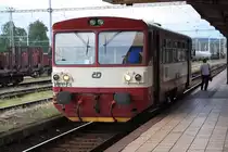 CD 810 173-5 am 05.Juli 2019 als Os 3295 nach Vsetin im Bahnhof Valasske Mezirici.