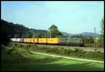 Die grüne 151049 ist hier am 13.10.2004 um 12.23 Uhr nahe Freeden mit einem Containerzug in Richtung Fulda unterwegs.