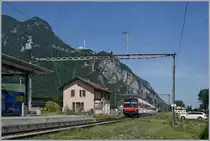 Das Bahnhofsgebäude steht weiterhin und biete zahlreichen Schwalben einen sichern Ort für den Nestbau und die Aufzucht. 
Im Bild: Der Region Alps Regionalzug 6115 unterwegs von St-Gingolph nach Brig erreicht en den Halt Vouvry.

25. Juni 2019