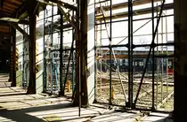 03.04.2005 Lokschuppen Freilassing, Bauzustand im Inneren. Der Freilassinger Stadtrat hatte am 29.07.2002 beschlossen, den von der DB aufgegebenen Lokschuppen zu kaufen und zum Lokomotivmuseum auszubauen. Ein gegen diesen Beschluss angesetzter Bürgerentscheid am 15.12.2002 brachte nicht die erforderlichen Stimmen, so dass das Vorhaben ab 2003 in die Tat umgesetzt werden konnte.