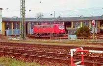 04.Januar 1991,	Bw Freilassing, Lok 140 045-6 steht auf der Drehscheibe, zwei weitere 140er (?) verbergen sich hinter den offenen Schuppentoren.