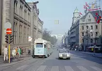 Oslo Oslo Sporveier SL 11 (Høka SM53 207) Karls Johans gate am 8. Mai 1971. - Im Hintergrund sieht man das königliche Schloss. - Scan eines Farbnegativs. Film: Kodak Kodacolor X. Kamera: Minolta SRT-101.