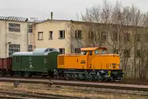 Der Fotogüterzug mit 106 756-0 ist am 2. März 2019 in Köthen unterwegs.