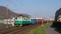 Bombenwetter am 31. März 2019 in Usti nad Labem-Strekov, als 122 031-8 mit ihrem Züglein am Fotografen vorbeifährt. 