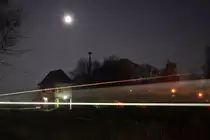 Im hellen Licht des Vollmondes passiert ein Hex nach Halberstadt das Stellwerk Bo in  Blumenberg. Am 15. Juli 1843 eröffnet gehört Blumenberg zu den ältesten Bahnhöfen in Sachsen Anhalt. Der Niedergang des Bahnhofes erfolgte mit der Stilllegung der Nebenbahnen. Einzig auf der Hauptbahn Magdeburg - Halberstadt ist heute noch Persoenverkehr. In 15 Tagen wird der Halt für Personenverkehr nach über 150 Jahren aufgeben und 2021 wird der Bahnhof durch die Streckenertüchtigung auf 120km/h auf ESTW umgebaut und die Bahnsteige abgerissen.

Blumenberg 23.11.2018
