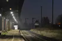 Endzeitstimmung. Kurz nach 19Uhr ist hier bereits absolute Stille, In der Ferne hört man einen Hund bellen. Nur noch 15 Tage dann ist der halt Blumenberg für den Nahvekehr gestrichen. 15. Juli 1843 eröffnet gehört Blumenberg zu den ältesten Bahnhöfen in Sachsen Anhalt. Zum 9. Dezember 2018 wird der Halt für Personenverkehr nach über 150 Jahren aufgegeben. Bis zuletzt gab es hier nur noch Bedarfshalt alle 2 Stunden. Schon seit einiger Zeit rauschen die Züge hier nur noch durch denn durch Lokführermangel wird Blumenberg nur noch mit SEV bedient. 2021 wird der Bahnhof durch die Streckenertüchtigung auf 120km/h auf ESTW umgebaut und die Bahnsteige abgerissen. 

Blumenberg 23.11.2018